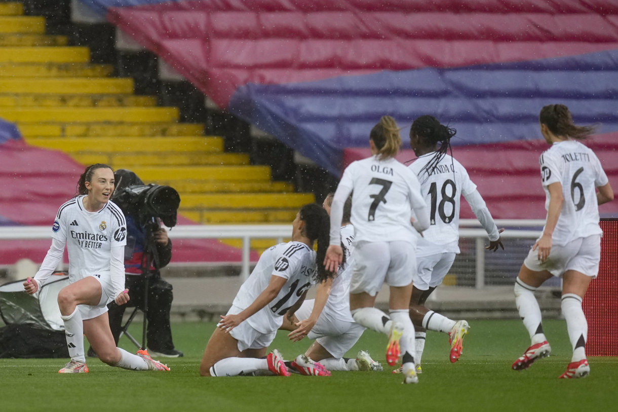 La delantera del Real Madrid Caroline Weir, izq, celebra el gol conseguido ante el FC Barcelona durante el partido de Liga Femenina disputado este domingo en el Estadio Olímpic Lluís Companys. (Foto de Enric Fontcuberta de la agencia EFE)
