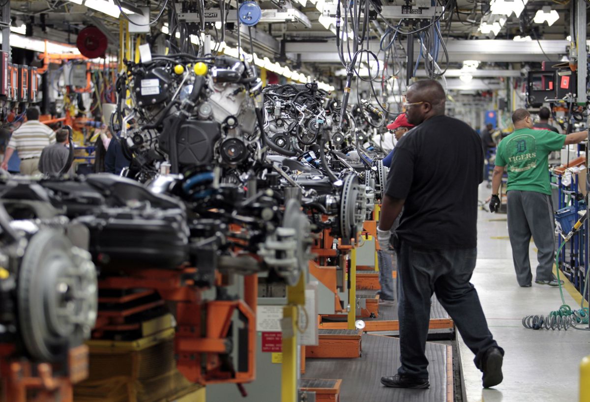 Vista general de una línea de ensamblaje de la automotriz estadounidense Chrysler, en Detroit (Michigan, EUA). (Fotografía de archivo de Jeff Kowalsky de la agencia EFE)
