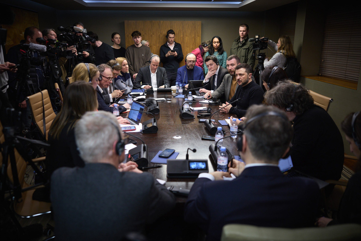El presidente ucraniano, Volodímir Zelenski (d) mantiene una reunión con periodistas ucranianos y británicos. (Foto de Voloímir Zelenski Vía Red Social Telegram/EFE)