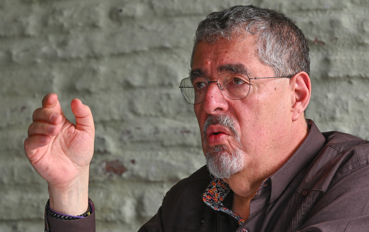 Fotografía de archivo del presidente de Guatemala, Bernardo Arévalo, hablando durante una entrevista con EFE. (Foto de Federico Gutiérrez de la agencia EFE)