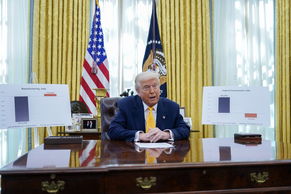 El presidente de Estados Unidos, Donald J. Trump, habla en la Oficina Oval de la Casa Blanca en Washington, DC, EUA, 07 de marzo de 2025. (Foto de Chris Kleponis de la agencia EFE/POOL)
