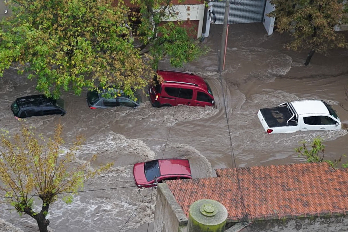 Fotografía de una calle inundada por fuertes lluvias este viernes, en Bahía Blanca (Argentina). (Foto de Cristian Romero de la agencia EFE)