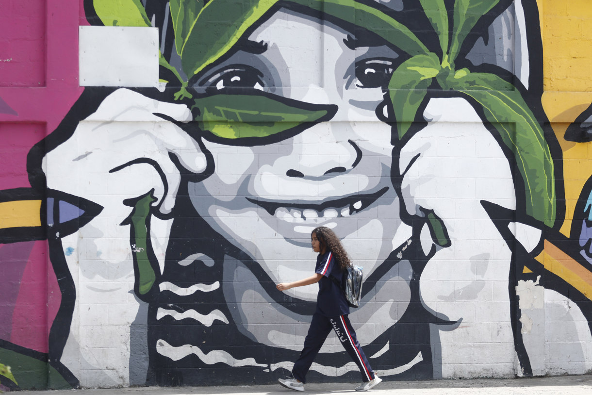 Una mujer camina frente a un mural este jueves, en San Salvador (El Salvador). (Foto de Rodrigo Sura de la agencia EFE)