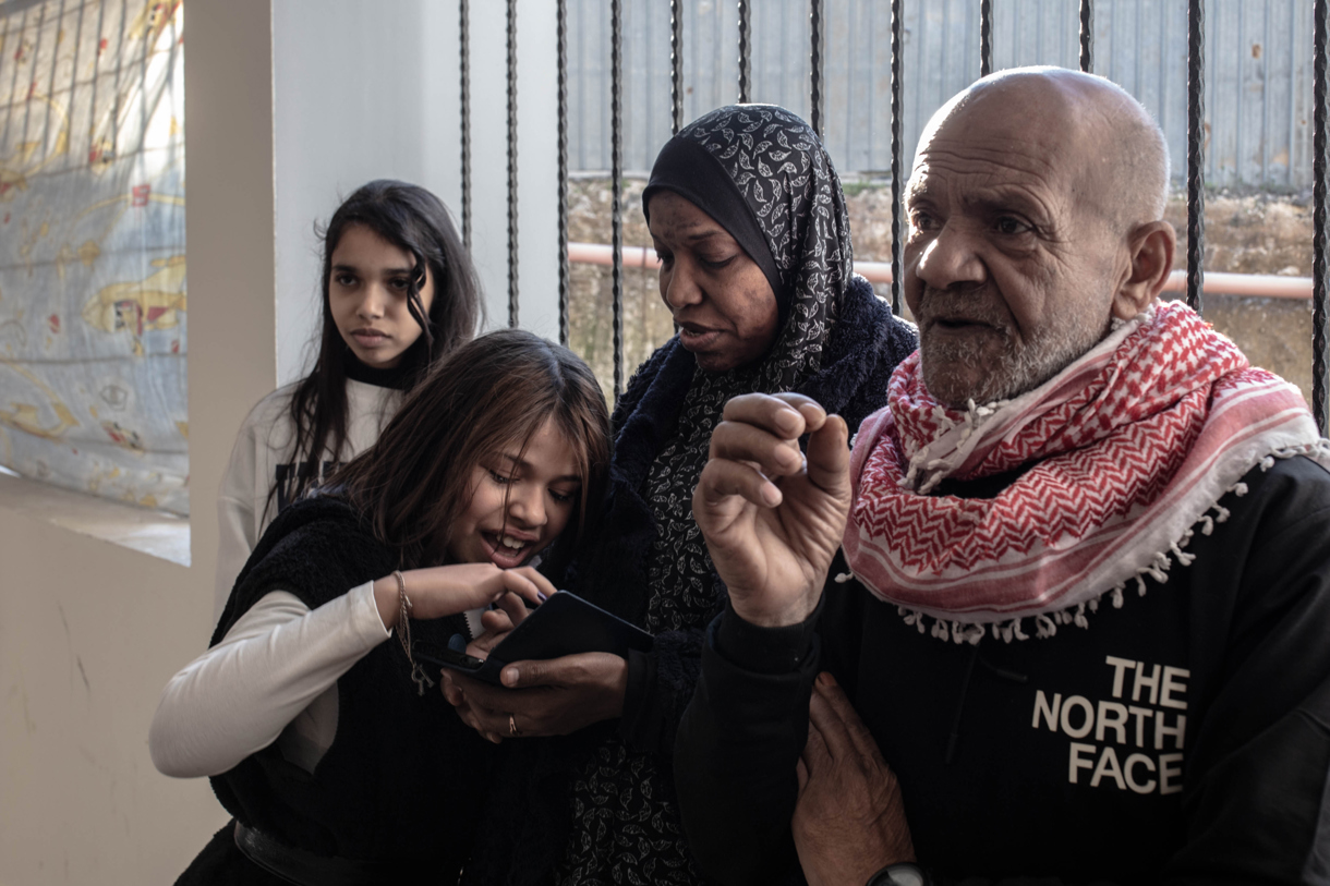 El palestino Taleb Mahmud Abu Sariyeh, de 70 años, habita desde hace unas semanas un colegio en construcción convertido en refugio. (Foto de Patricia Martínez de la agencia EFE)