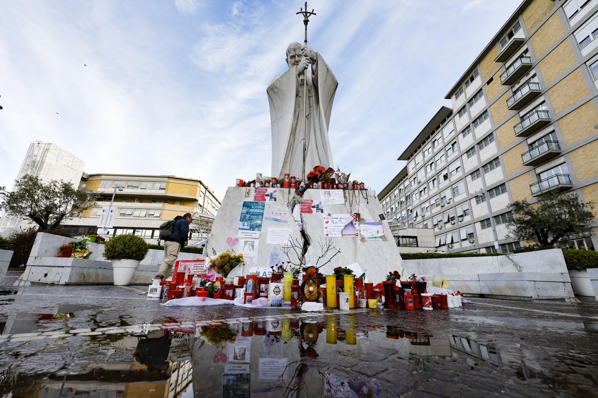 La estatua de Juan Pablo II en la entrada del hospital Gemelli de Roma, donde está hospitalizado el papa Francisco, el 10 de marzo de 2025. (Foto Fabio Frustaci de la agencia EFE/EPA)