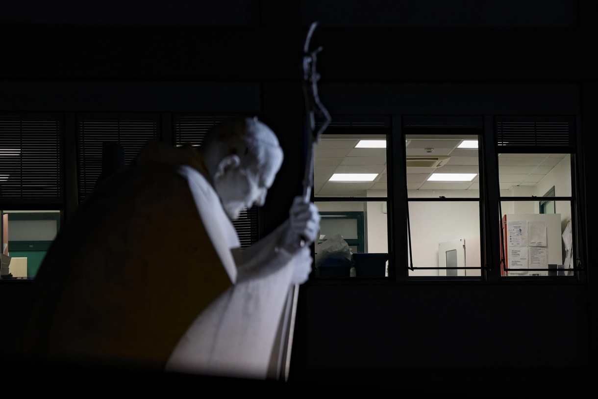 La estatua de Juan Pablo II en la entrada del Hospital Gemelli, donde está hospitalizado el Papa Francisco, en Roma, Italia, El Papa Francisco fue admitido en el Hospital Gemelli de Roma el 14 de febrero debido a una infección del tracto respiratorio. (Foto de Fabio Frustaci de la agencia EFE/EPA)