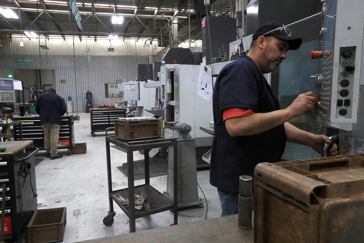 Fotografía del 2 de marzo de 2025 de un trabajador en una maquiladora, en Ciudad Juárez (México). (Foto de Luis Torres de la agencia EFE)
