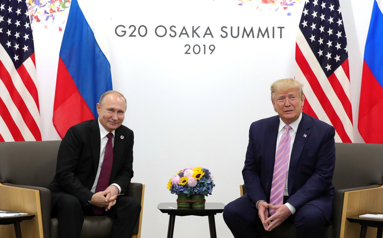 Vladímir Putin y Donald Trump en Osaka en 2019. (Foto de archivo Michael Klimentyev de EPA/SPUTNIK/KREMLIN)