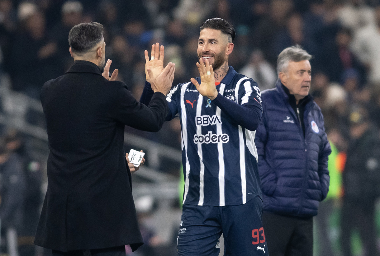 Martin Demichelis, entrenador de Monterrey, saluda a Sergio Ramos en un partido de la jornada 8 del Torneo Clausura 2025 entre Monterrey y Atlético San Luis, en el estadio BBVA, en Monterrey (México). (Foto de archivo de Miguel Sierra de la agencia EFE)