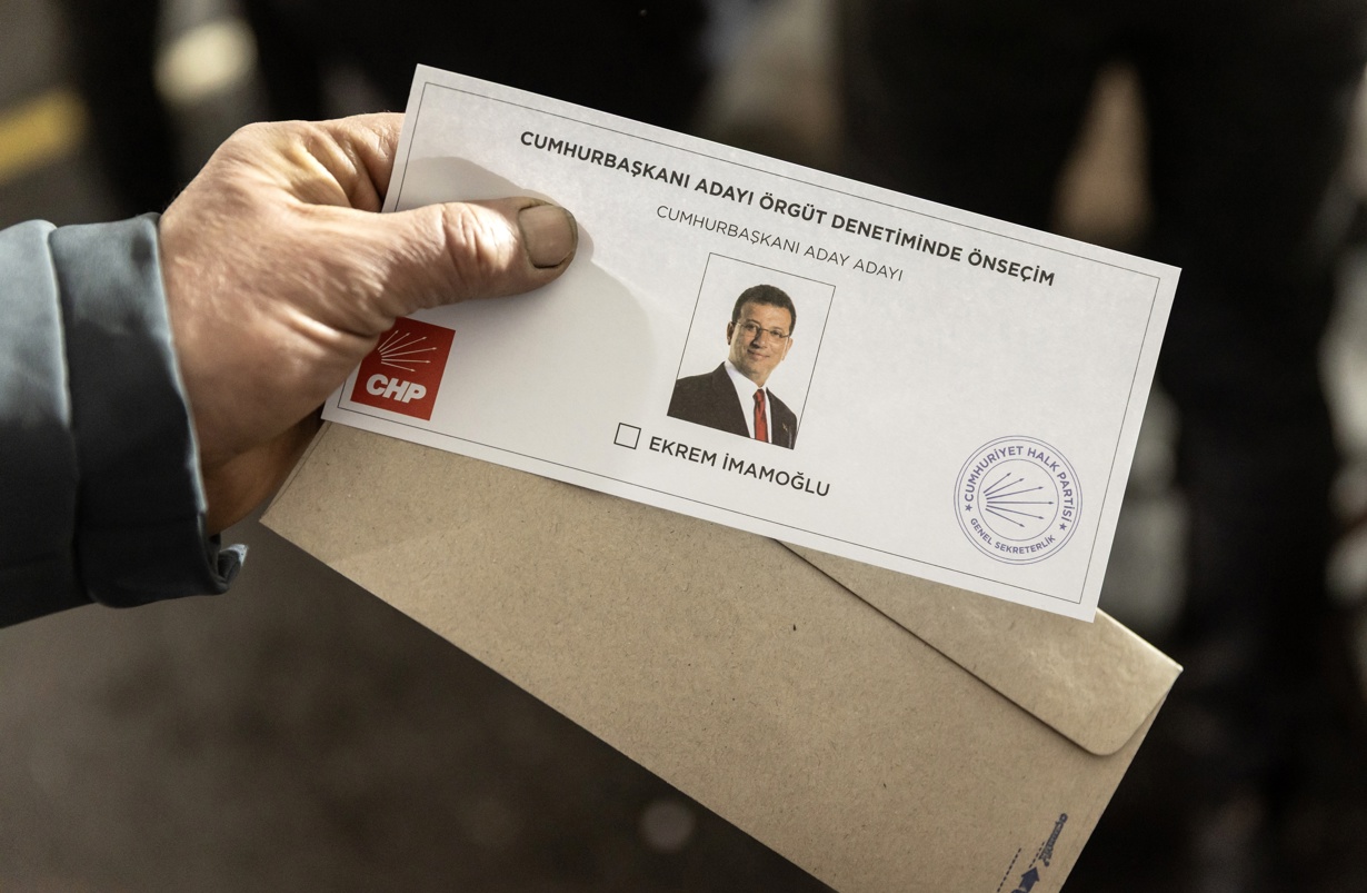 Un hombre muestra una papeleta con la efigie del alcalde de Estambul, Ekrem Imamoglu, candidato del socialdemócrata Partido Republicano del Pueblo (CHP)a la presidencia de Turquía tras vencer en las primarias de primarias de esta formación y a las pocas horas de haber sido suspendido de su cargo por el gobierno turco. (Foto de Erdem Sahin de la agencia EFE/EPA)
