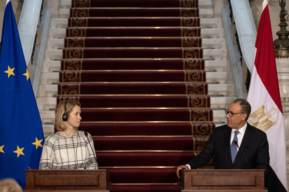 La alta representante de Política Exterior y de Seguridad de la UE, Kaja Kallas (I), y el ministro egipcio de Exteriores, Badr Abdelatty (D) en la rueda de prensa que ofrecieron al término de la reunión que mantuvieron hoy en El Cairo. (Foto de Mohamed Hossam de la agencia EFE/EPA)