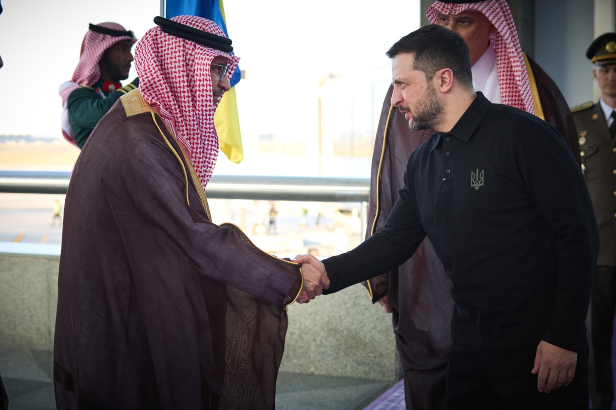 Una foto proporcionada por el Servicio de Prensa Presidencial muestra al presidente de Ucrania, Volodymyr Zelensky (D), siendo recibido por funcionarios saudíes al llegar a Jeddah, Arabia Saudita, el 10 de marzo de 2025. (Foto de Servicio de Prensa Presidencial/ EFE/EPA)
