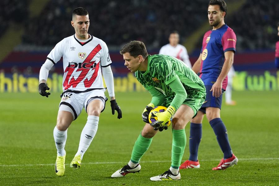 El portero del Barcelona, Wojciech Szczesny, detiene un balón ante Sergi Guardiola, del Rayo, en foto de archivo de EFE.