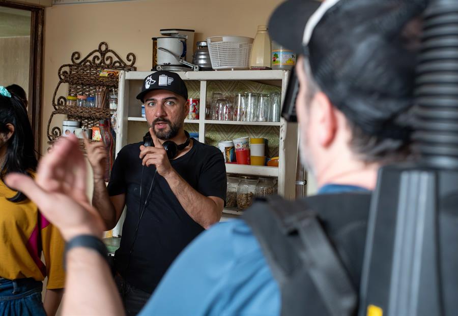 Fotografía sin fechar cedida y donde se observa al cineasta Ernesto Martínez Bucio, durante un fragmento del filme “El diablo fuma”. (Foto de EFE)