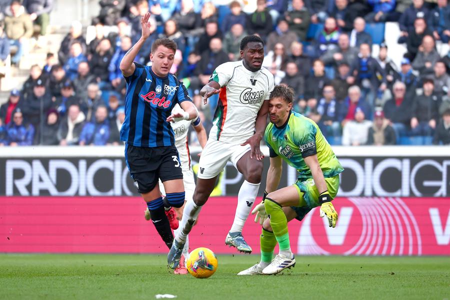 El jugador del Atalanta Mateo Retegui y los del Venexia Fali Cande y Andrei Rad, portero, en acción durante el partido de la Serie A que han jugado Atalanta BC y Venezia FC, en Bérgamo, Italia. (Foto de EFE)