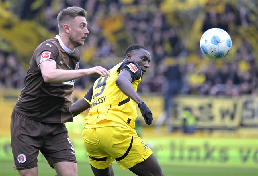 El jugadoir del St. Pauli Hauke Wahl, I, y el del Dortmund Serhou Guirassy durante el partido de la Bundesliga que han jugado FC St. Pauli y Borussia Dortmund en el Millerntor Stadium en Hamburgo, Alemania. (Foto de EFE)