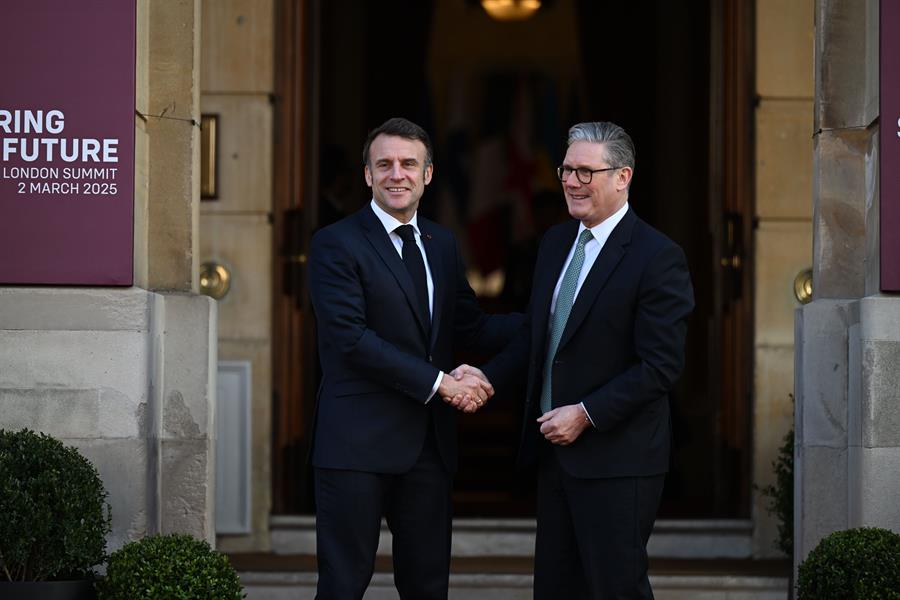 El primer ministro británico, Keir Starmer, saluda al presidente francés Emmanuel Macron a su llegada a la cumbre sobre Ucrania en Lancaster House, en Londres. (Foto de EFE)