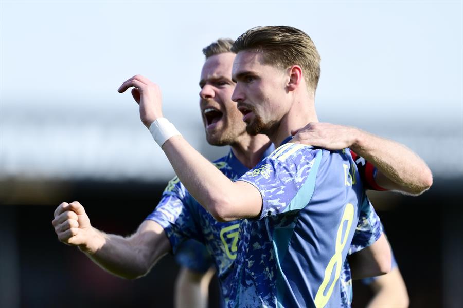 Los jugadores del Ajax Davy Klaassen y Kenneth Taylor celebran el 0-1 durante el partido de la Eredivisie que han jugado Almere City FC y AFC Ajax en el Almere City FC Stadium en Almere, Países Bajos. (Foto de EFE)