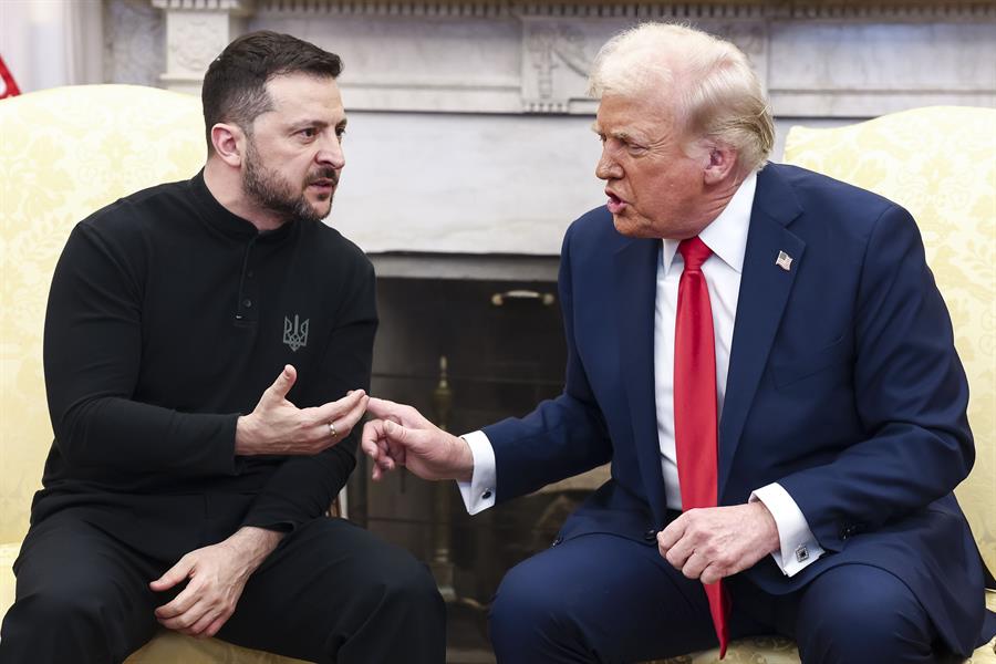 El presidente estadounidense, Donald Trump, habla con el presidente ucraniano Volodymyr Zelensky, durante una reunión en la Casa Blanca en Washington. (Foto de EFE)