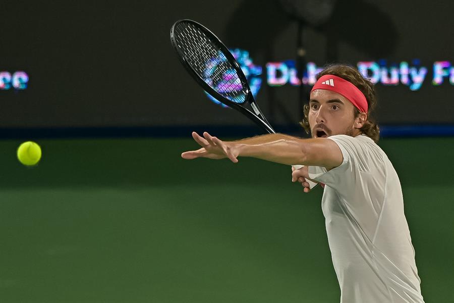 El griego Stefanos Tsitsipasen el torneo de Dubai. (Foto de EFE)