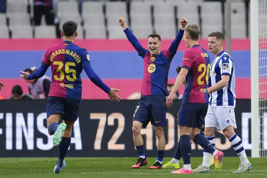 El centrocampista del FC Barcelona Marc Casadó celebra con sus compañeros tras marcar el 2-0 durante el partido de LaLiga EA Sports entre FC Barcelona y Real Sociedad, en el Estadio Olímpico de Montjuic de Barcelona. (Foto de EFE)