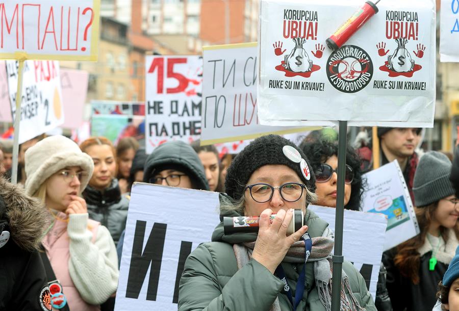 Fotografía de EFE de una protesta en Nis, Serbia, contra el Gobierno.