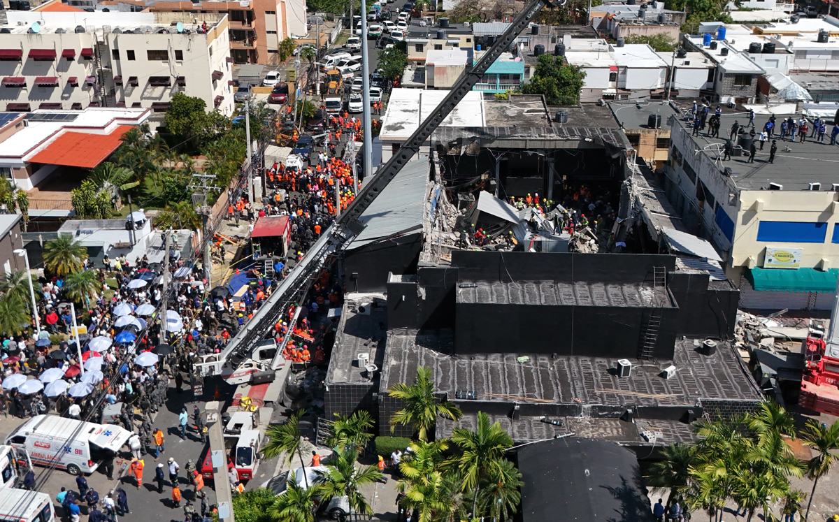 Fotografía de los trabajos de rescate en la discoteca Jet Set en Santo Domingo (República Dominicana). (Foto de la agencia EFE)