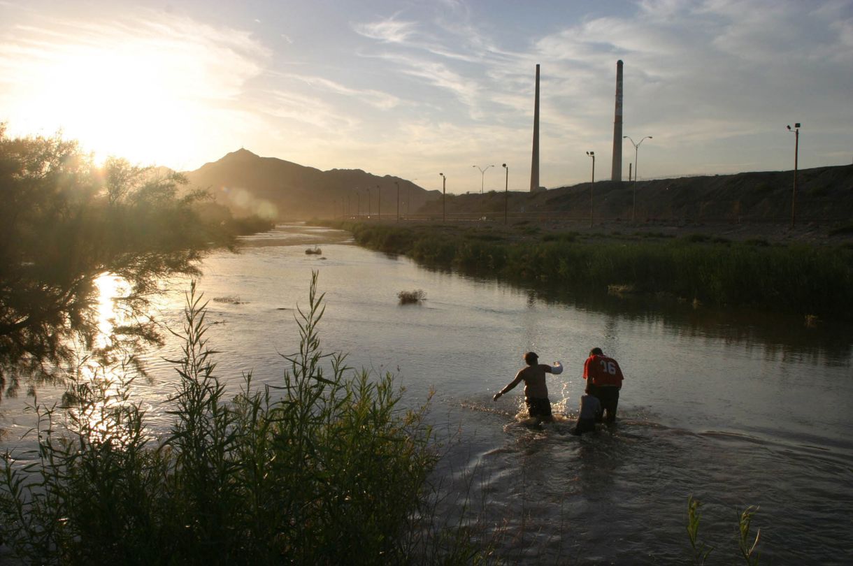 Fotografía de archivo de inmigrantes mexicanos en las aguas de Río Bravo. (Foto de J Guadalupe Pérez de la agencia EFE)