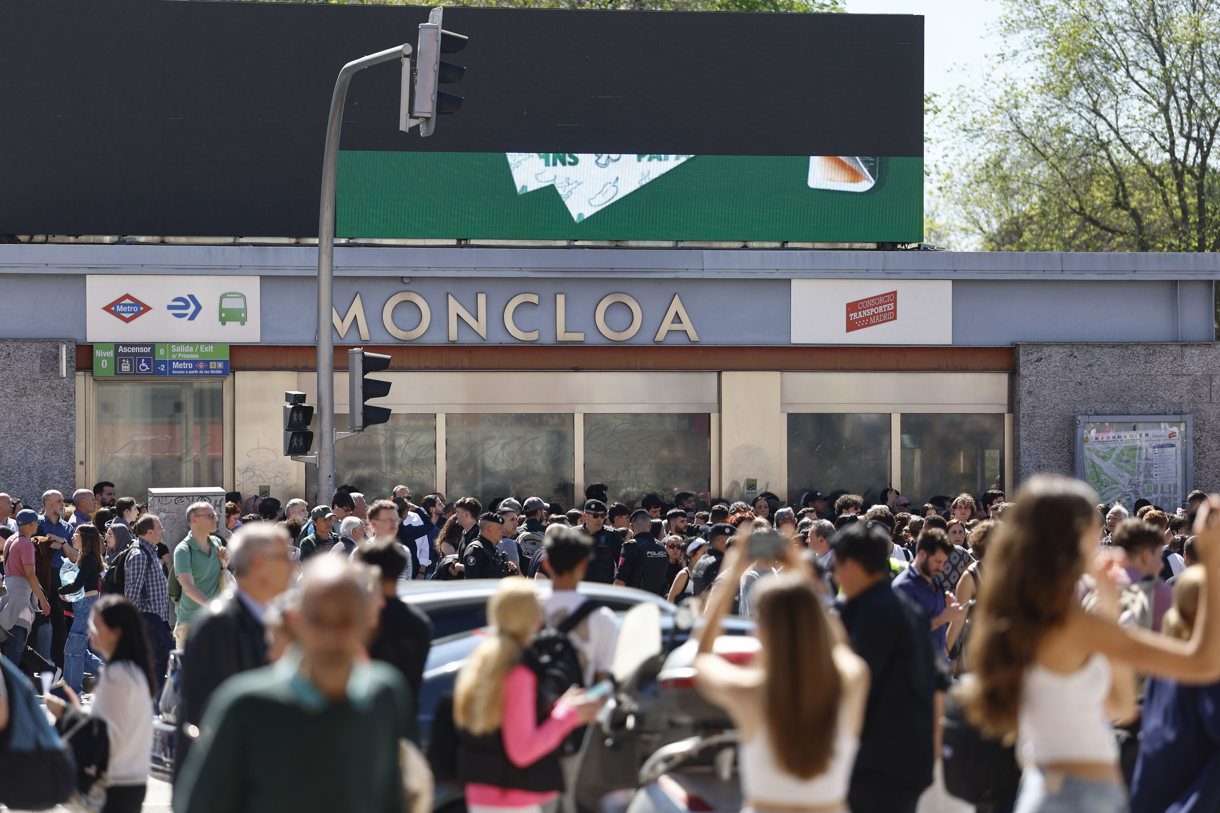 Aglomeraciones en el Intercambiador de Transportes de Moncloa de Madrid tras el apagón eléctrico de este lunes. (Foto de Rodrigo Jiménez de la agencia EFE)