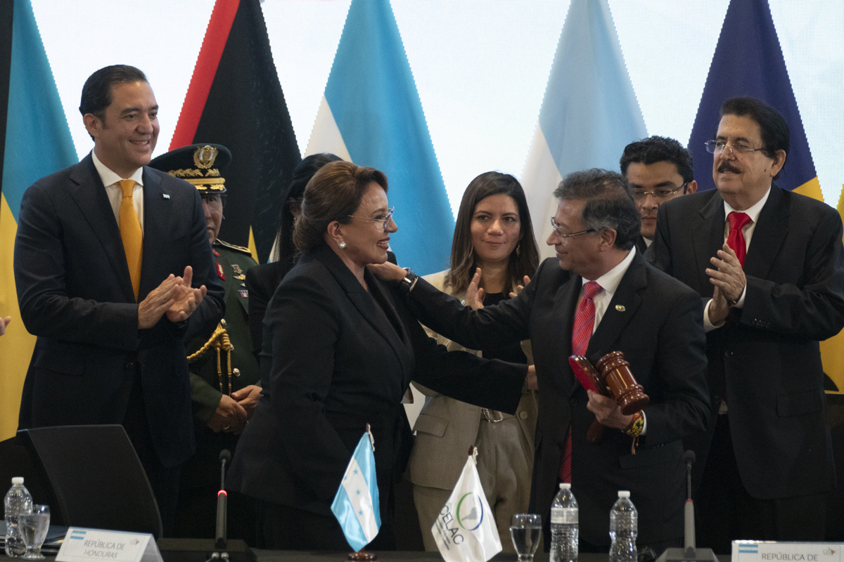La presidenta de Honduras, Xiomara Castro (i), entrega a su homólogo colombiano, Gustavo Petro, el testigo de la presidencia pro témpore de la Comunidad de Estados Latinoamericanos y Caribeños (Celac) este miércoles, en Tegucigalpa (Honduras). (Foto de STR de la agencia EFE)