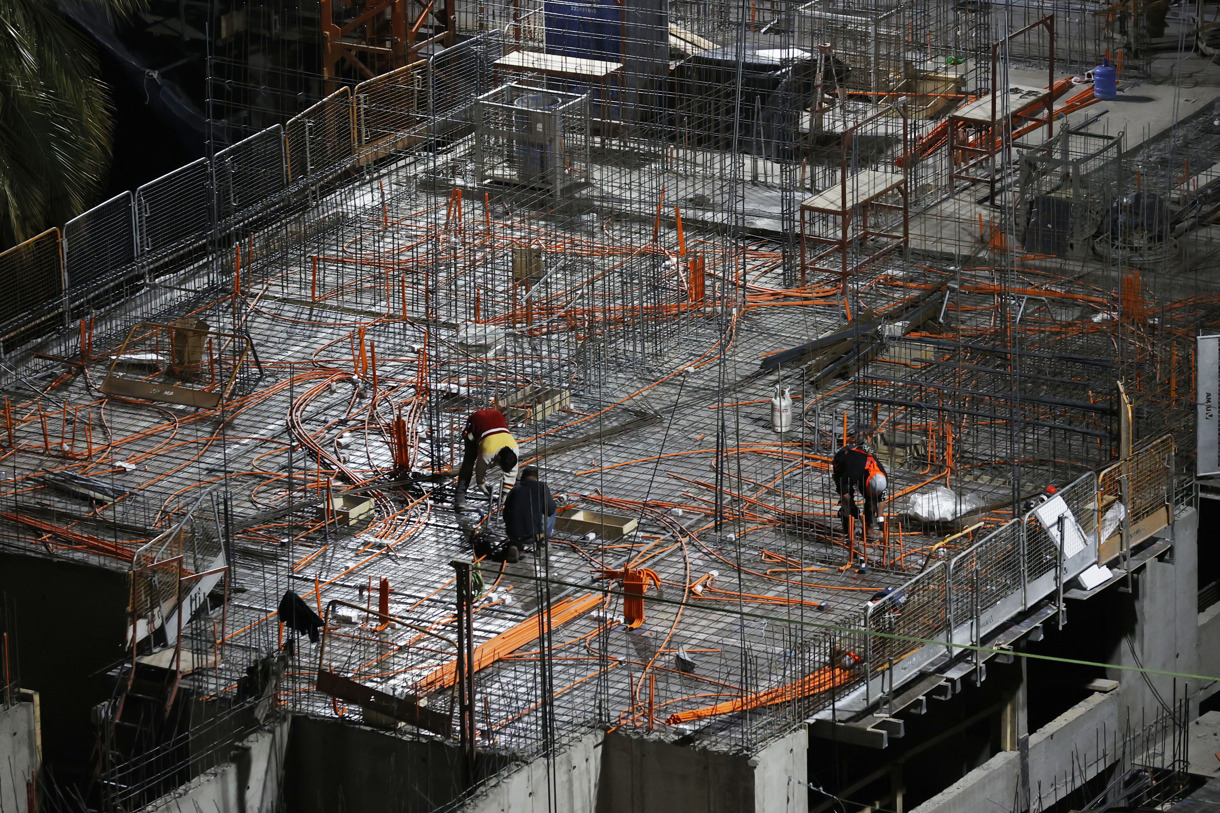 Fotografía de archivo de hombres trabajando en la construcción de un edificio, en Santiago de Chile (Chile). (Foto de Elvis González de la agencia EFE)