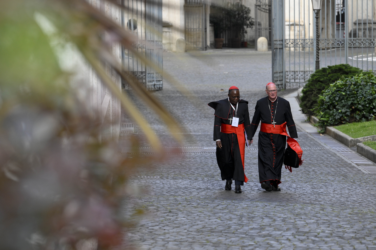 Cardenales asisten la quinta congregación general, reuniones en las que los purpurados que entrarán en la Capilla Sixtina se van conociendo y concretando un perfil para el próximo pontífice. (Foto de Mario Tomassetti del Estado Vaticano)