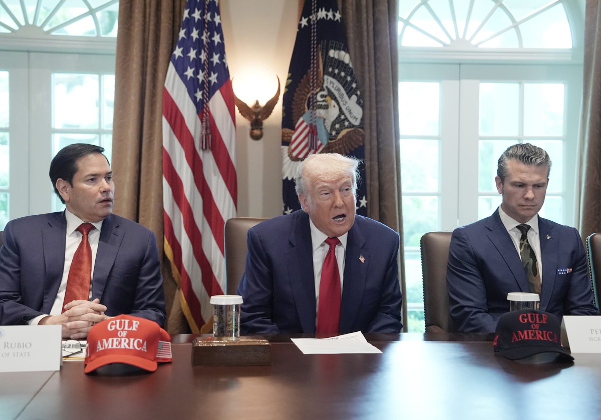 El presidente estadounidense, Donald Trump (C), junto al secretario de Estado, Marco Rubio (i), y el secretario de Defensa, Pete Hegseth (d), en una reunión del gabinete en Washington, DC, EUA, 30 de abril de 2025. (Foto de Ken Cedeno EFE/POOL)