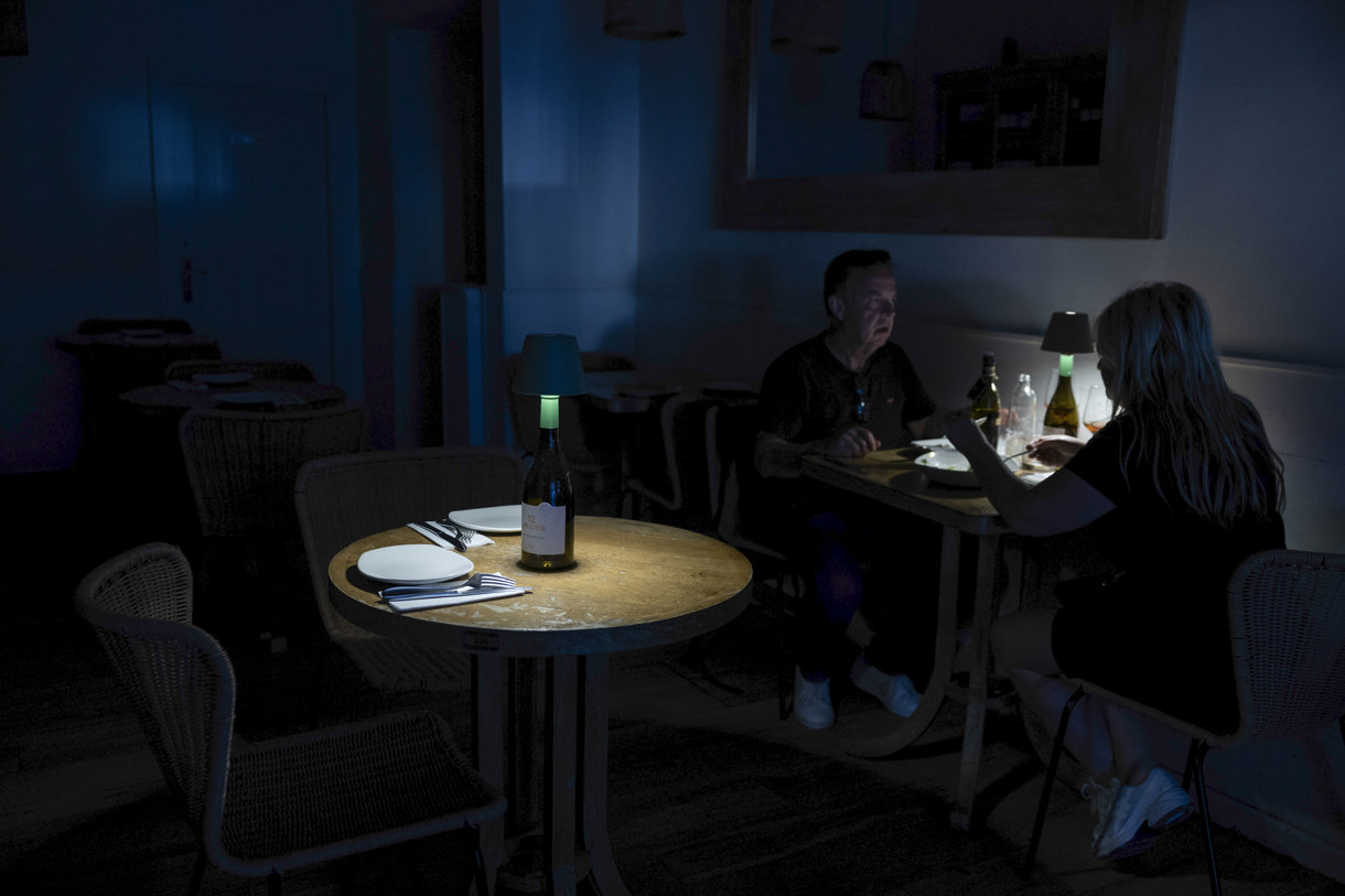 Una pareja cena en un restaurante del centro de Málaga este lunes, durante la caída de la red eléctrica en toda la península. (Foto de Jorge Zapata de la agencia EFE)