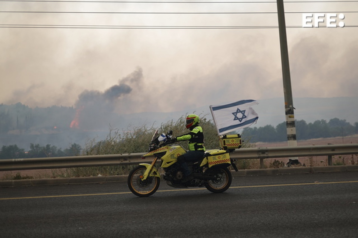El ministro de Exteriores de Israel, Gideon Saar, llamó este miércoles a sus homólogos en 13 países, España entre ellos, para pedir asistencia aérea para luchar contra los incendios, fuera de control, que rodean a Jerusalén. (Foto de Atef Safadi de la agencia EFE/EPA)