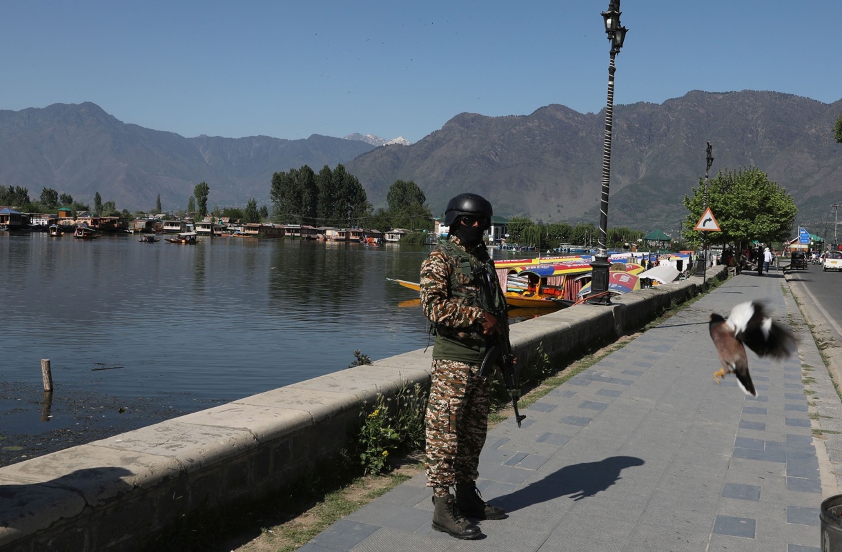 Un militar indio vigila en las orillas del lago Dal en Srinagar, la capital de verano de Cachemira india, el 28 de abril de 2025. (Foto de Farooq Khan de la agencia EFE/EPA)