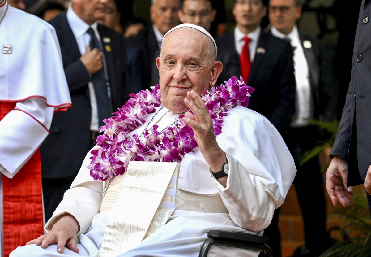 El papa Francisco saluda a su llegada a un encuentro interreligioso con jóvenes en el Catholic Junior College, en Singapur, en una imagen del 13 de septiembre de 2024. (Foto de Alessandro Di Meo de la agencia EFE/EPA)