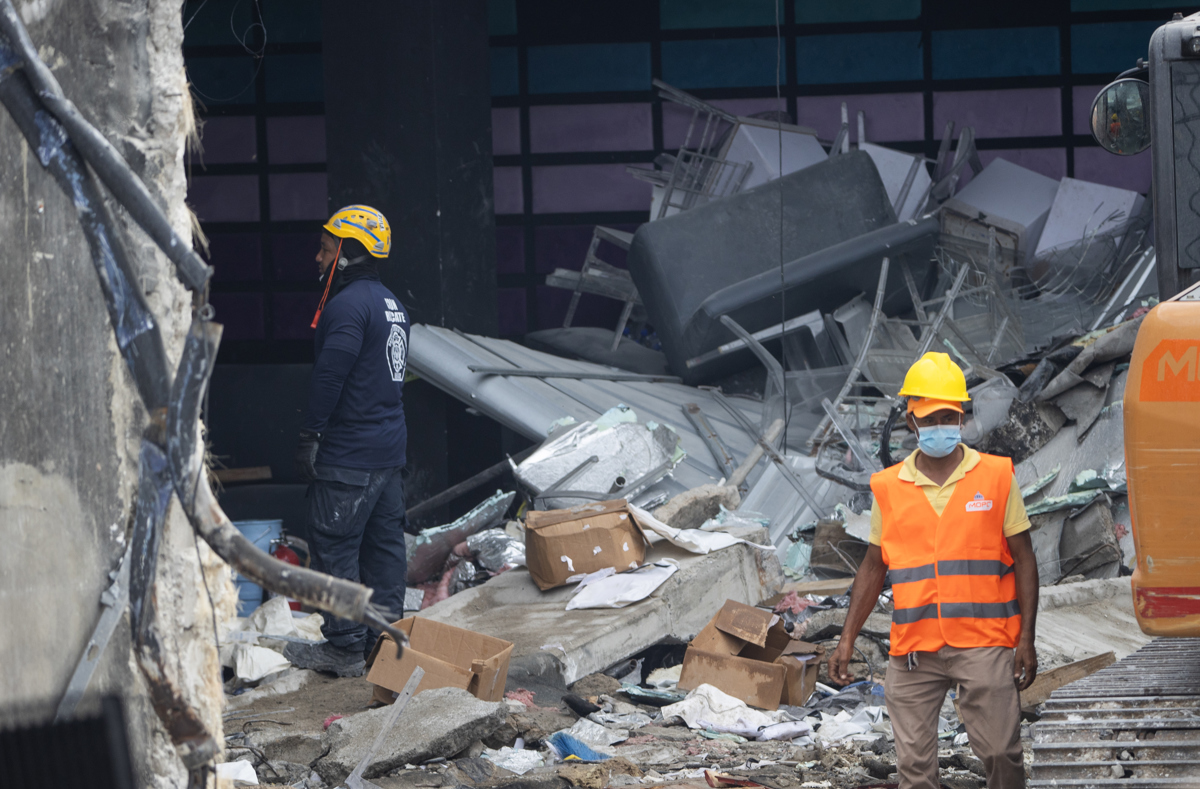 Rescatistas observan la destrucción en el interior de la discoteca Jet Set este jueves, en Santo Domingo (República Dominicana). (Foto de Orlando Barría de la agencia EFE)