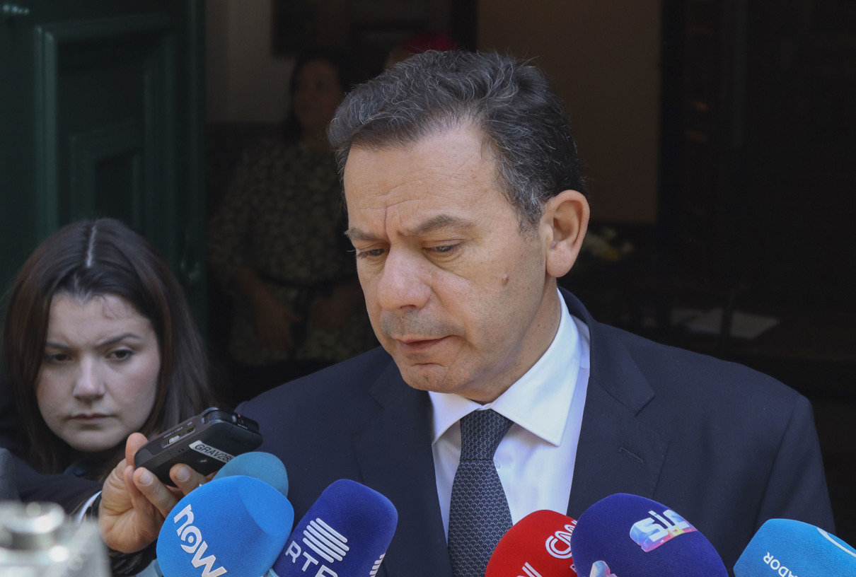 El primer ministro de Portugal en funciones, Luís Montenegro, ofrece declaraciones a periodistas. (Foto de Laia Mataix Gómez de la agencia EFE)