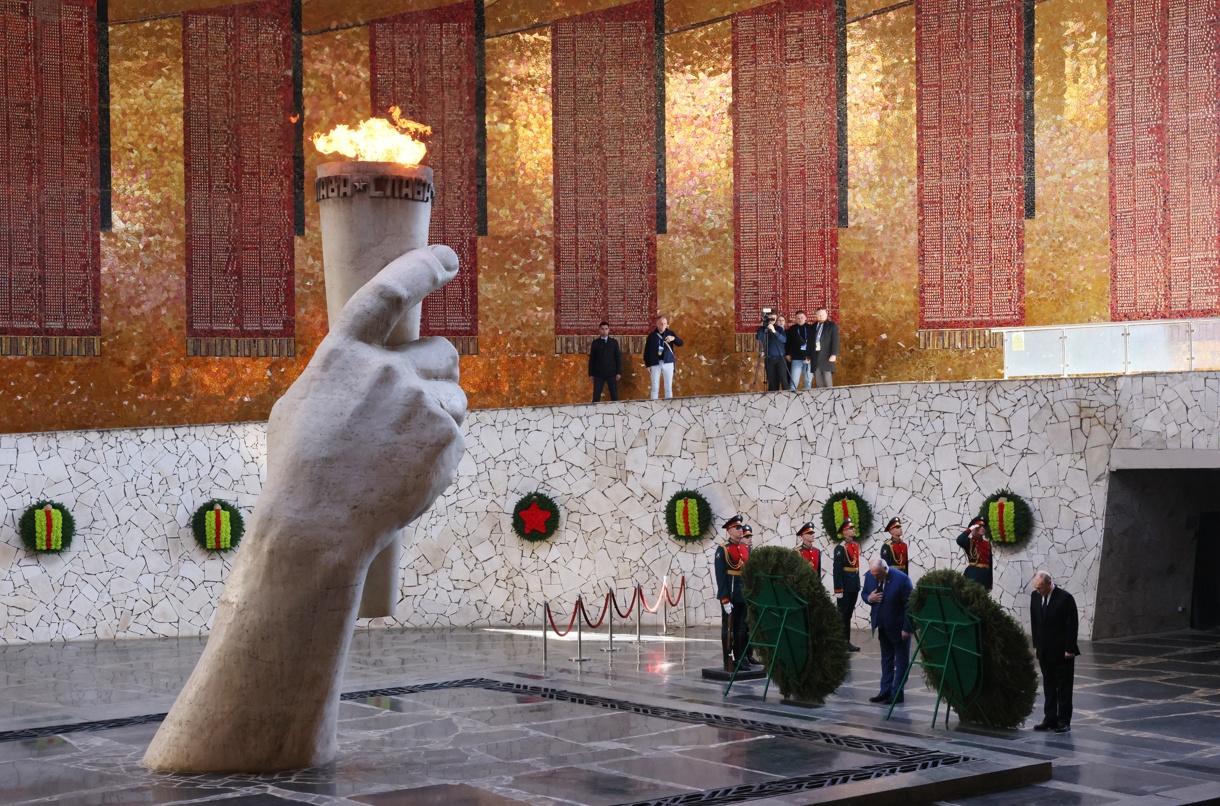 El presidente bielorruso Alexander Lukashenko y el presidente ruso Vladimir Putin visitan el complejo memorial a los Héroes de la Batalla de Stalingrado en Mamayev Kurgan. (Foto de Mikhail Metzel/Sputnik/Pool del Kremlin/ EFE/EPA)