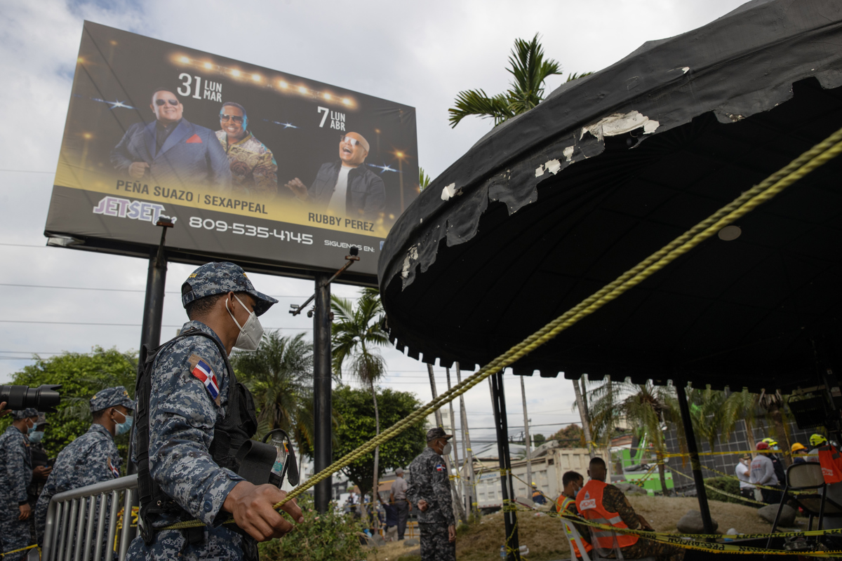 Policías vigilan el acceso de Jet Set este 10 de abril de 2025, en Santo Domingo (República Dominicana). (Foto de Orlando Barría de la agencia EFE)