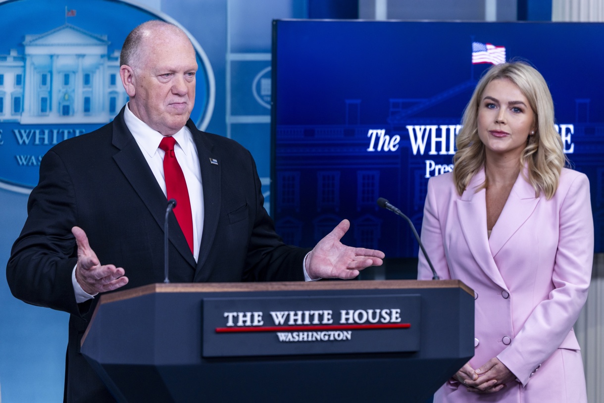 El zar de la Frontera de la Casa Blanca, Tom Homan (I), responde a una pregunta de los medios de comunicación durante una rueda de prensa con la Secretaria de Prensa de la Casa Blanca, Karoline Leavitt, en la sala de prensa de la Casa Blanca en Washington. (Foto de Shawn Thew de la agencia EFE)