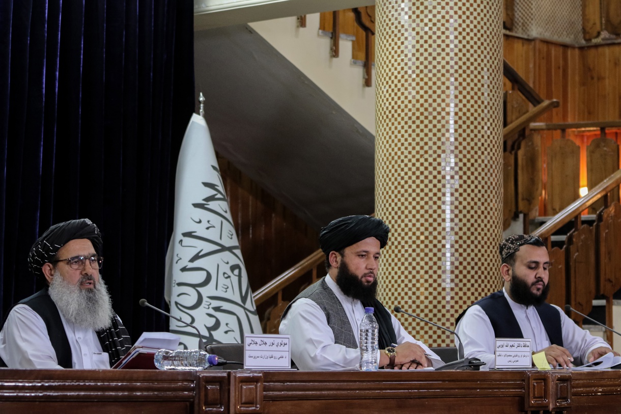 Noor Jalal Jalali (I), Ministro de Salud Pública de los talibanes, se sienta con Mohammad Naeemullah Ayubi, Director General de la Agencia Reguladora de Medicamentos y Productos Sanitarios y Sharafat Zaman Amarkhel, Portavoz del Ministerio de Salud Público durante una conferencia de prensa en Kabul, Afganistán, el 30 de abril de 2025. (Foto de Samiullah Popal de la agencia EFE/EPA)