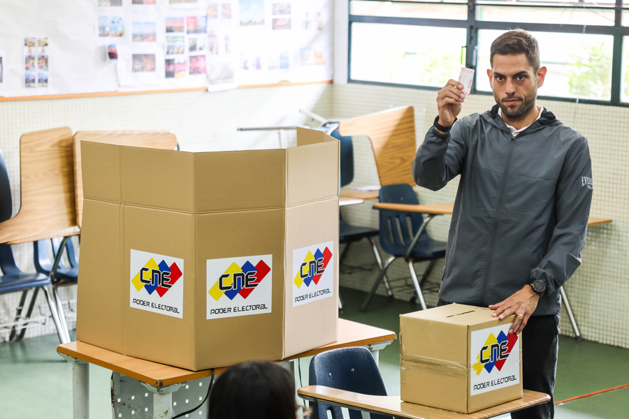 El candidato a la gobernación del estado Miranda Juan Requesens vota en su centro de votación, durante las elecciones a gobernadores y diputados de la Asamblea Nacional en Caracas, Venezuela. (Foto de EFE)