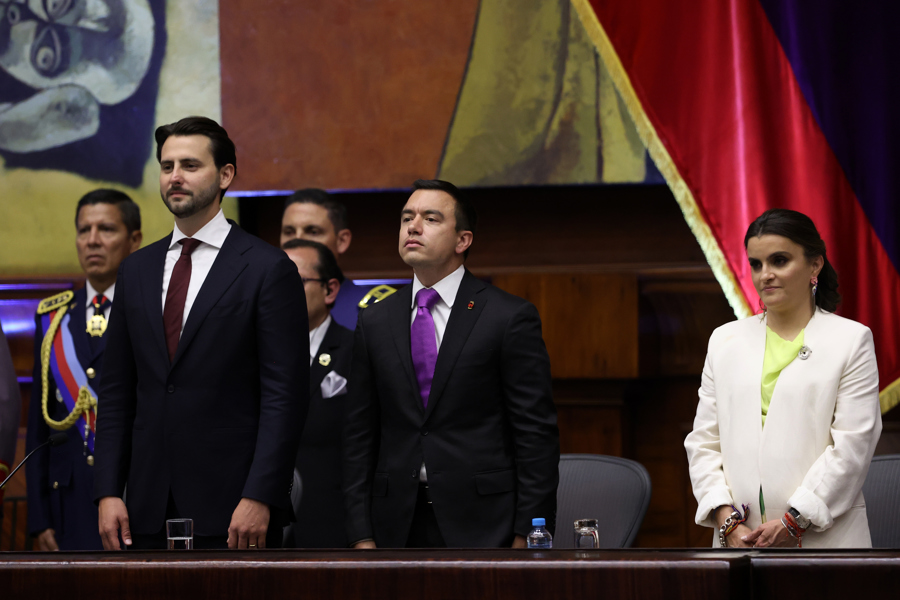 El presidente de Ecuador, Daniel Noboa, junto al presidente de la Asamblea Nacional, Niels Olsen, y la vicepresidenta de Ecuador, María José Pinto, en la Asamblea Nacional en Quito, Ecuador. (Foto de EFE)