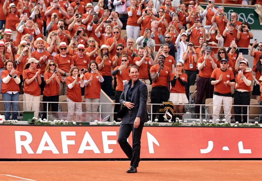 El tenista español Rafael Nadal recibe el homenaje en la pista central Court Philippe Chatrier, en París, Francia. (Foto de EFE)