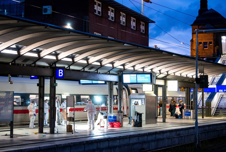 Expertos forenses inspeccionan el lugar del ataque realizado por una mujer con un cuchillo en la estación central de Hamburgo, Alemania. (Foto de EFE)