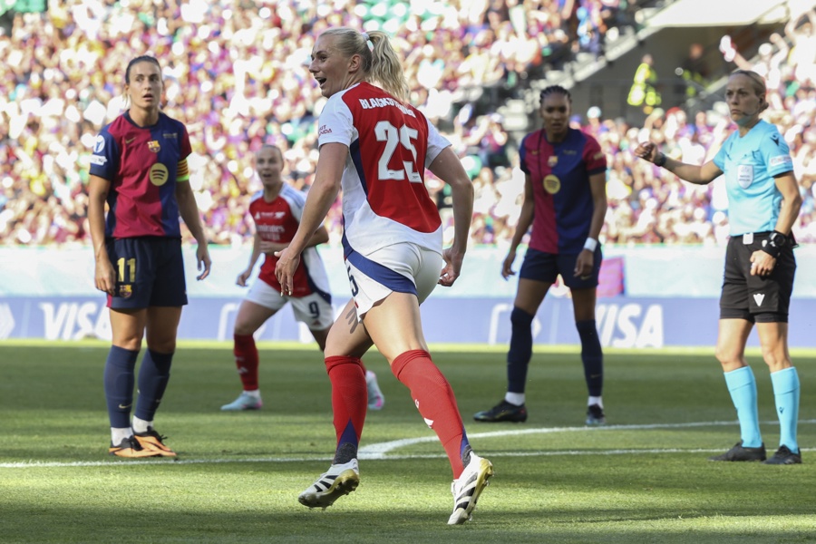 La jugadora del Arsenal Stina Blackstenius celebra el gol del triunfo en el Estadio “Jose Alvalade” en Lisboa, Portugal. (Foto de EFE)