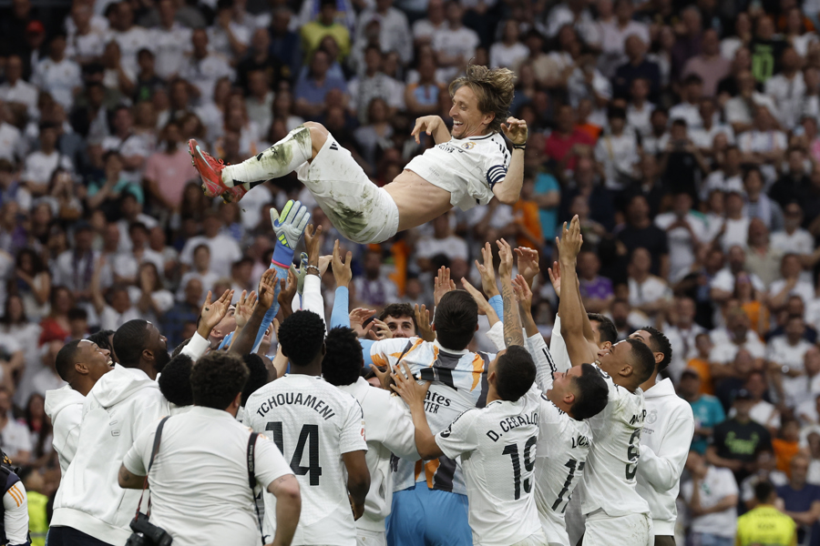 El centrocampista croata del Real Madrid Luka Modrić es homenajeado tras su último partido en el Estadio “Santiago Bernabéu” al término del encuentro entre Real Madrid y Real Sociedad. (Foto de EFE)