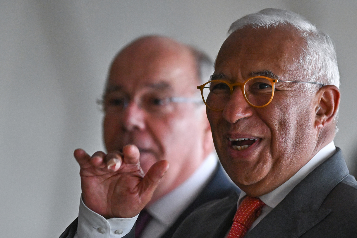 El presidente del Consejo Europeo, António Costa (d), durante un encuentro con el ministro de Relaciones Exteriores de Brasil, Mauro Vieira (i). (Fotografía de Andre Borges de la agencia EFE)